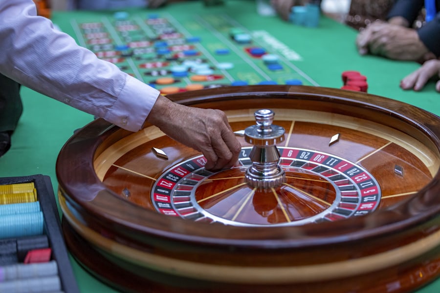 Meja roulette dengan dealer dan papan angka di studio live casino